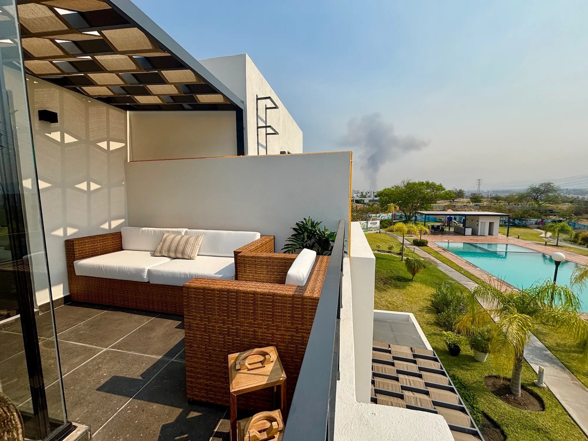 Vista desde la terraza hacia alberca y áreas verdes de casa a la venta en Xochitepec, Morelos Vista desde la terraza hacia alberca y áreas verdes de casa a la venta en Xochitepec, Morelos